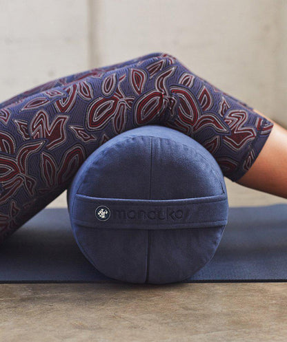 Manduka マンドゥカ 最大51%OFF[限定SALE]エンライト ヨガ ボルスター (ラウンド)-ヨガボルスター-
